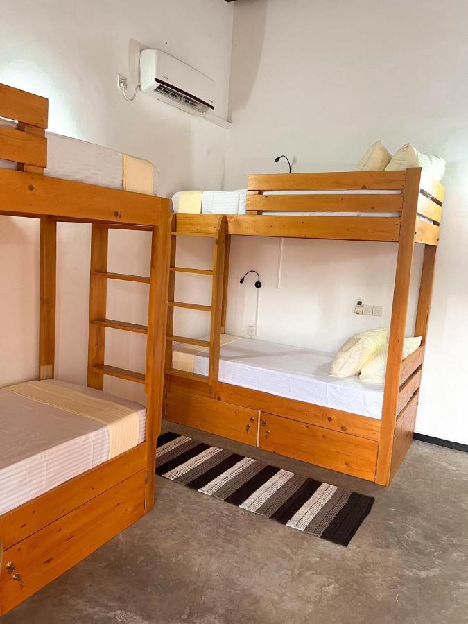 Hummus Hostel هيكادوفا المظهر الخارجي الصورة